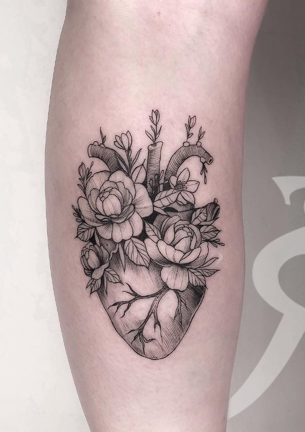  Tatouage Pivoines Et Cœur Anatomique Sur Le Mollet 