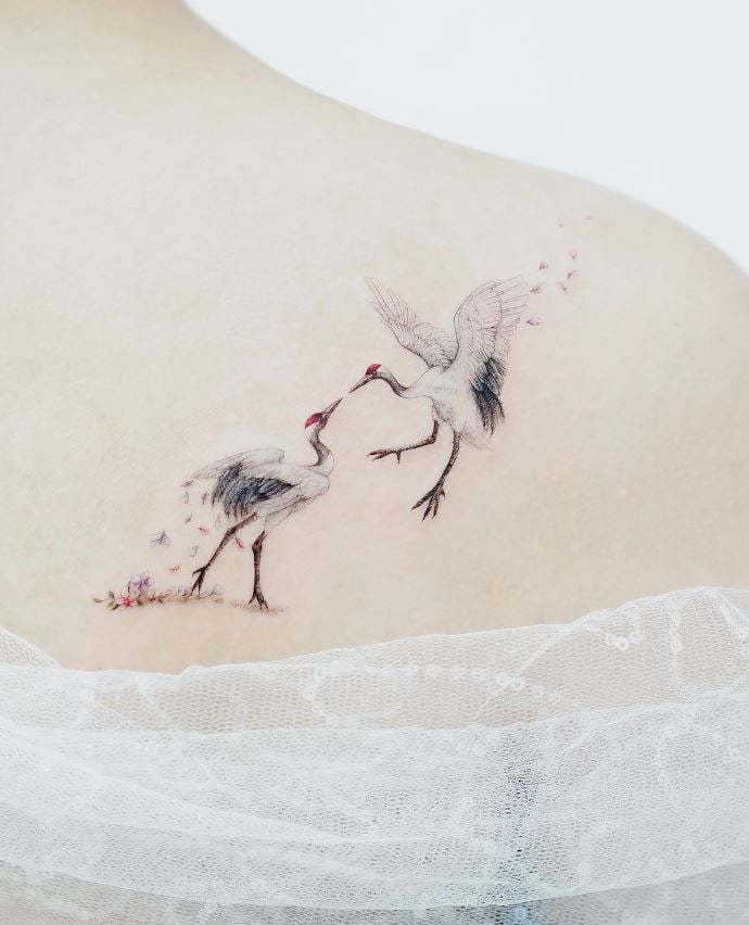 Tatouage Oiseau Femme Grues à Couronne Rouge 