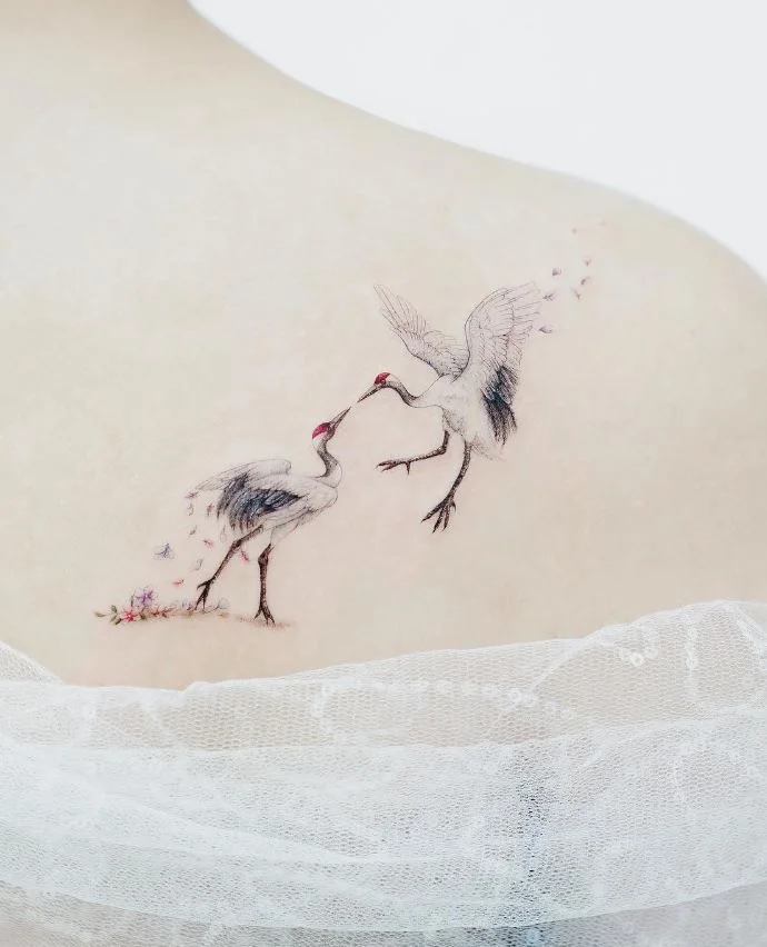 Tatouage Oiseau Femme Grues à Couronne Rouge