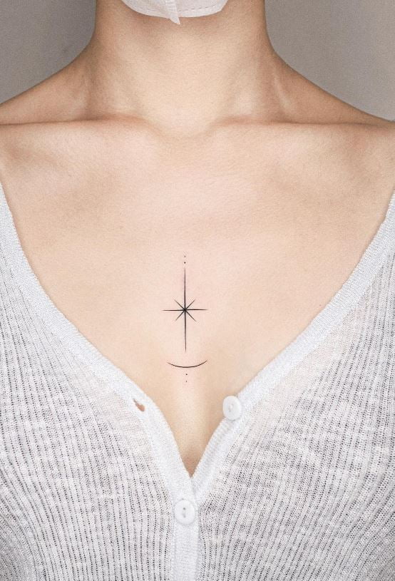 Tatouage étoile Sur Le Sternum