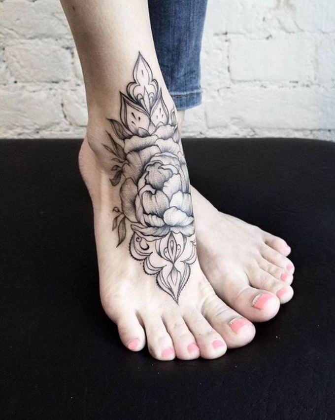  Tatouage Pivoine Ornementale Sur Le Pied 