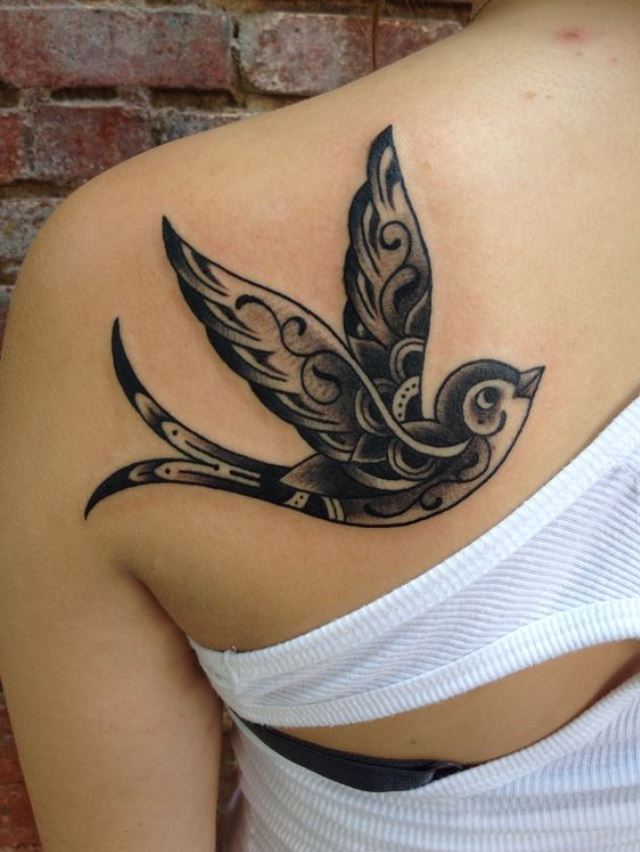 Tatouage Oiseau Femme Et Arabesques 