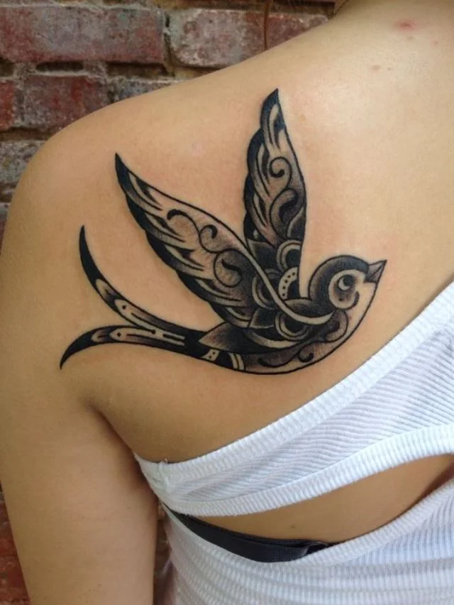 Tatouage Oiseau Femme Et Arabesques