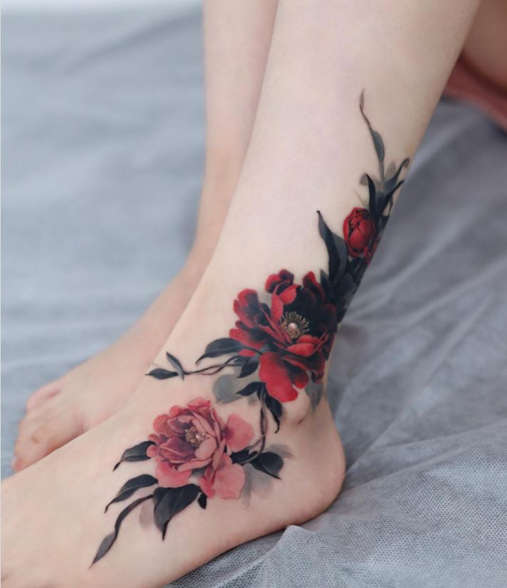 Tatouage Pivoine Rouge Et Rose Sur La Cheville 