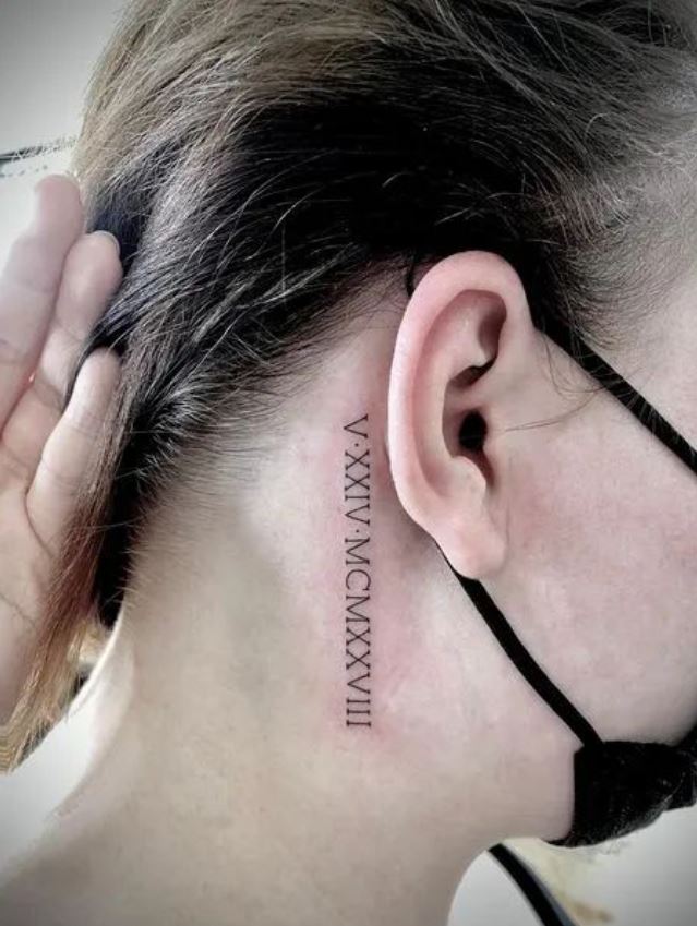 Tatouage Date D'anniversaire En Chiffres Romains Derrière L'oreille