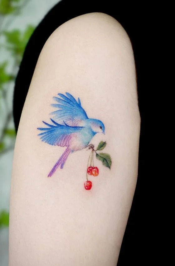 Tatouage Oiseau Tricolore Femme Et Cerises 