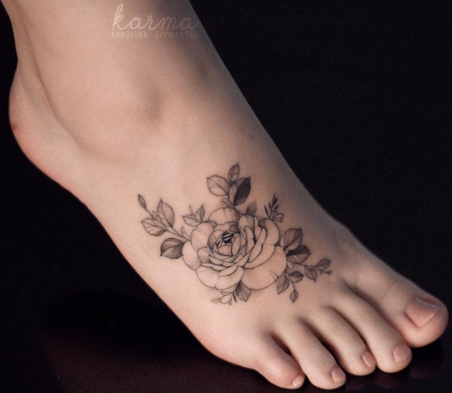 Tatouage Discret Pivoine Sur Le Pied