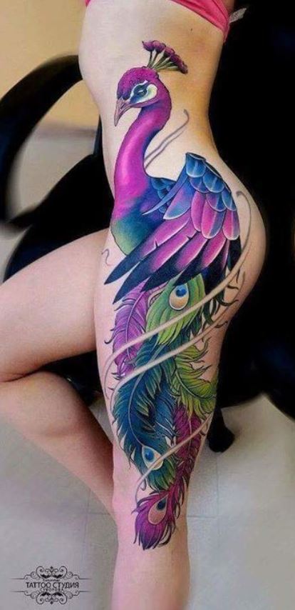Tatouage Oiseau Paon Multicolore Femme De La Hanche Au Genou 