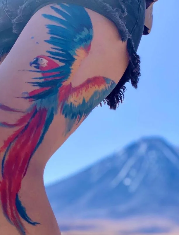 Tatouage Oiseau Femme Envol De Perroquet Sur La Cuisse