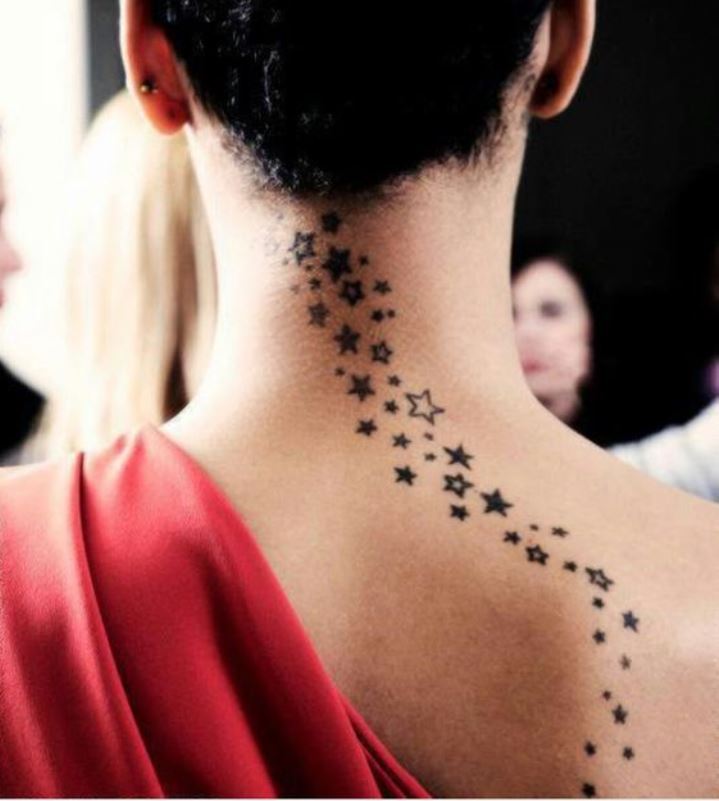 Tatouage Trainée D'étoiles De La Nuque Au Dos