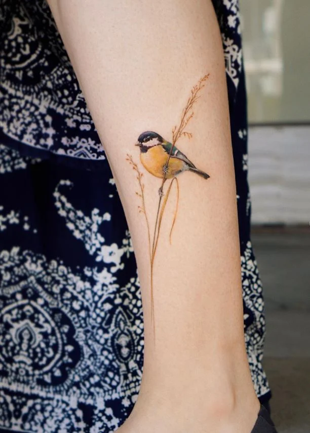 Tatouage Oiseau Femme Et Plants De Riz Sur La Jambe