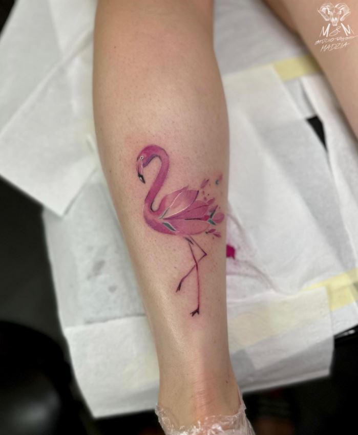 Tatouage Oiseau Femme Flamant Rose Sur Le Mollet 