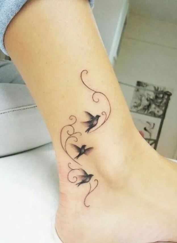 Tatouage Trio D'oiseau Femme Et Arabesque Sur La Cheville