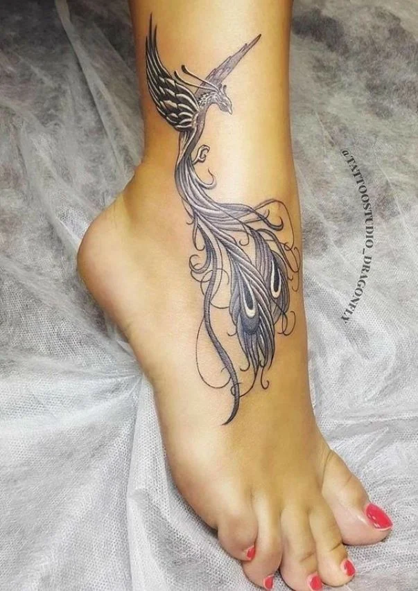 Tatouage Oiseau Femme Paon Gris Sur Le Pied