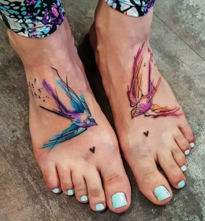 Tatouage Oiseaux Femme Et Mini Coeurs Sur Les Pieds
