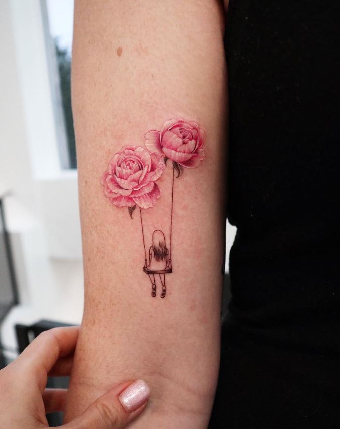 Tatouage Duo De Pivoine Et Balançoire 