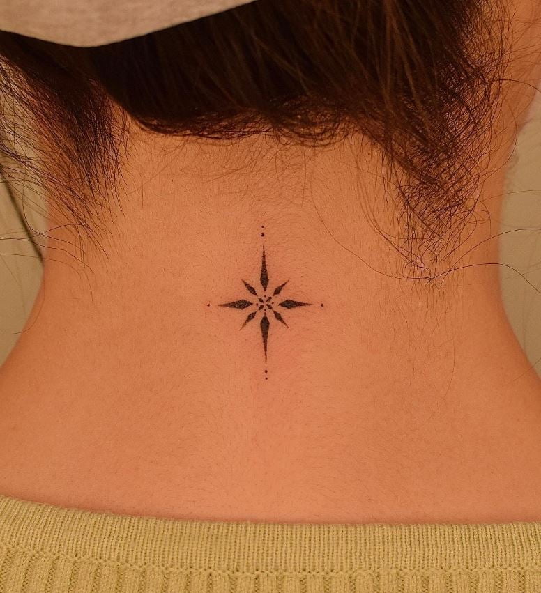 Tatouage Scintillement D'étoile Sur La Nuque 