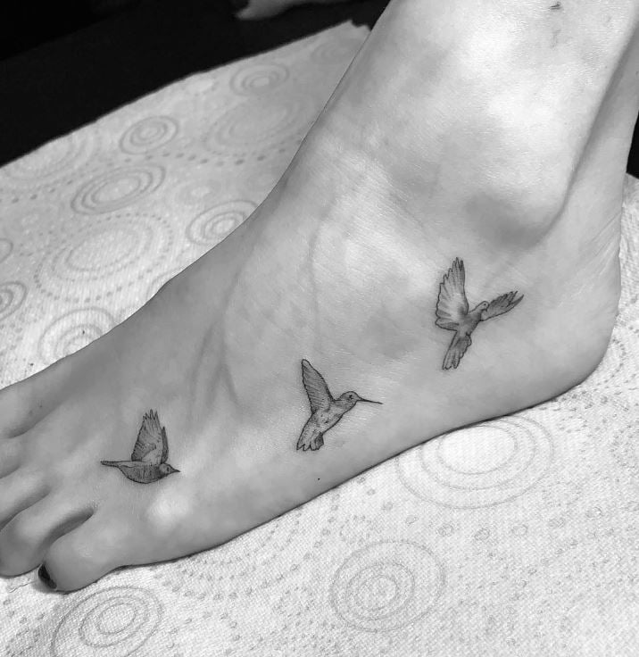 Tatouage Trio D'oiseau Femme Sur Le Pied 