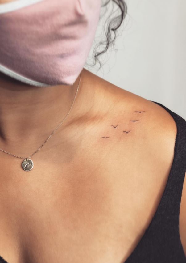 Blacktattoo Envol D'oiseaux Femme Sur La Clavicule 