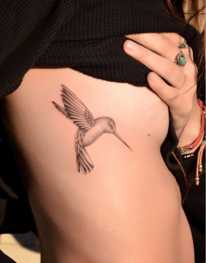 Tatouage Oiseau Femme Colibri Sur La Côte 