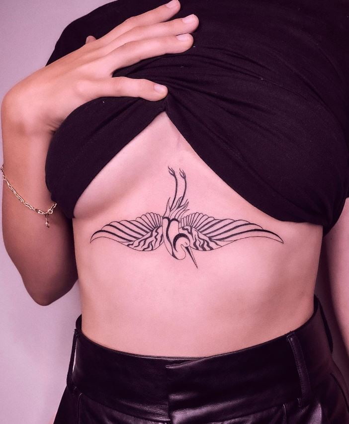  Tatouage Oiseau Femme Grue Noir Et Blanc Sur Le Sternum 