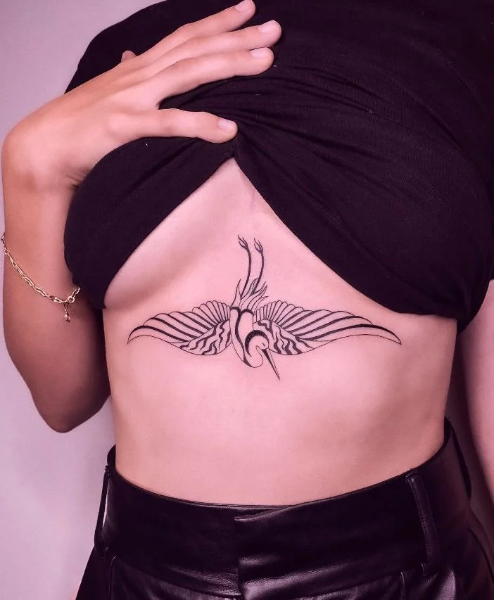 Tatouage Oiseau Femme Grue Noir Et Blanc Sur Le Sternum