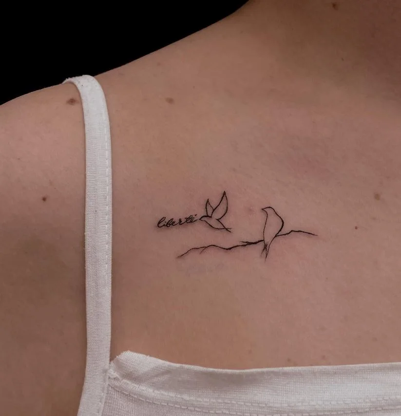 Tatouage Duo D'oiseau Et Lettrage Sur La Clavicule