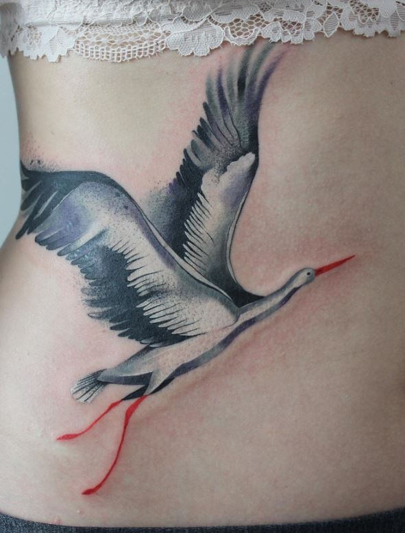 Tatouage Oiseau Femme Cigogne Blanche Sur Le Ventre 