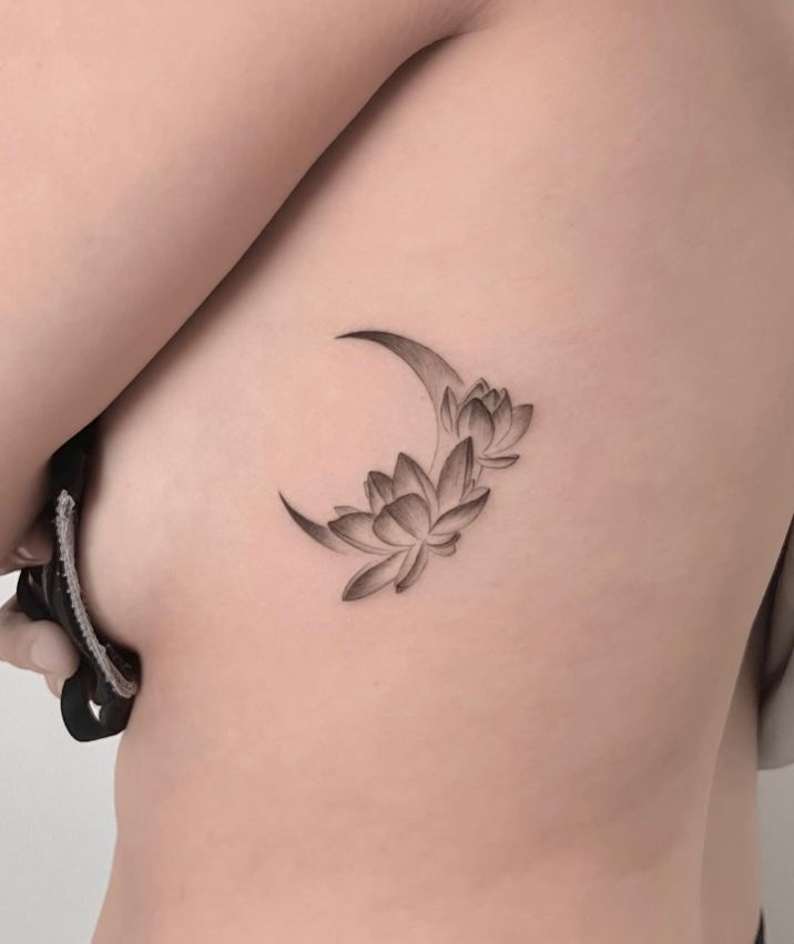  Tatouage Fleurs De Lotus Sur Croissant De Lune 