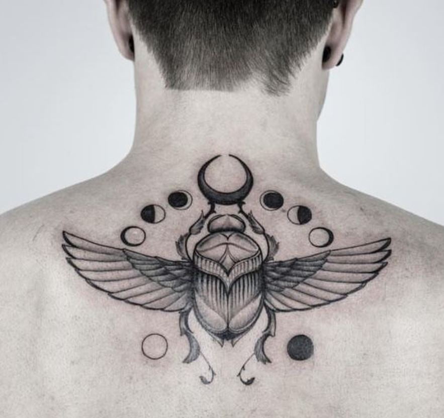  Tatouage égyptien Scarabée Et Phase Lunaire Sur La Nuque Et Le Dos 