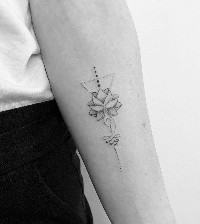  Tatouage Fleur De Lotus Ornementale Et Triangle 