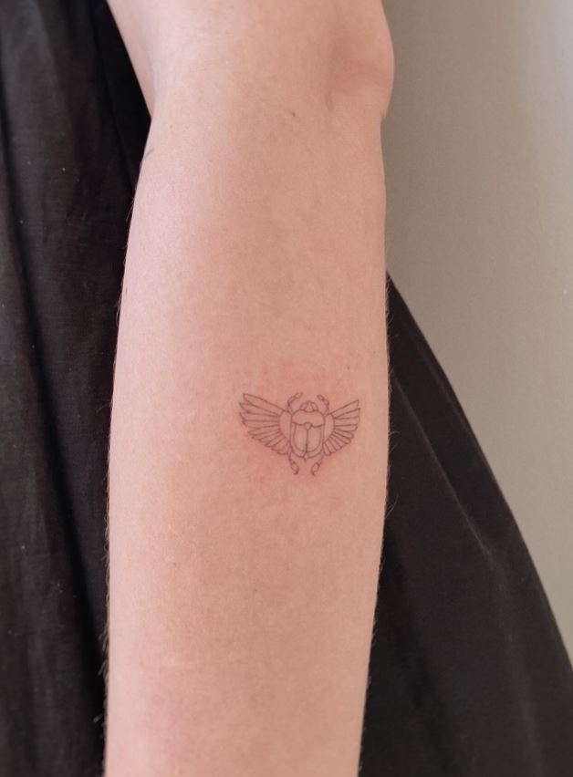 Tatouage égyptien Discret Scarabée Sur L'avant Bras 