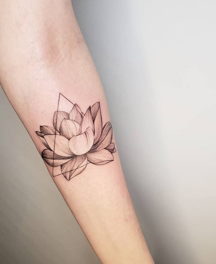 Tatouage Fleurs De Lotus Grise Et Triangle