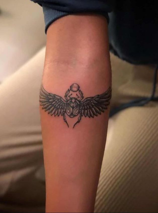  Tatouage égyptien Scarabée Gris Sur L'avant Bras 