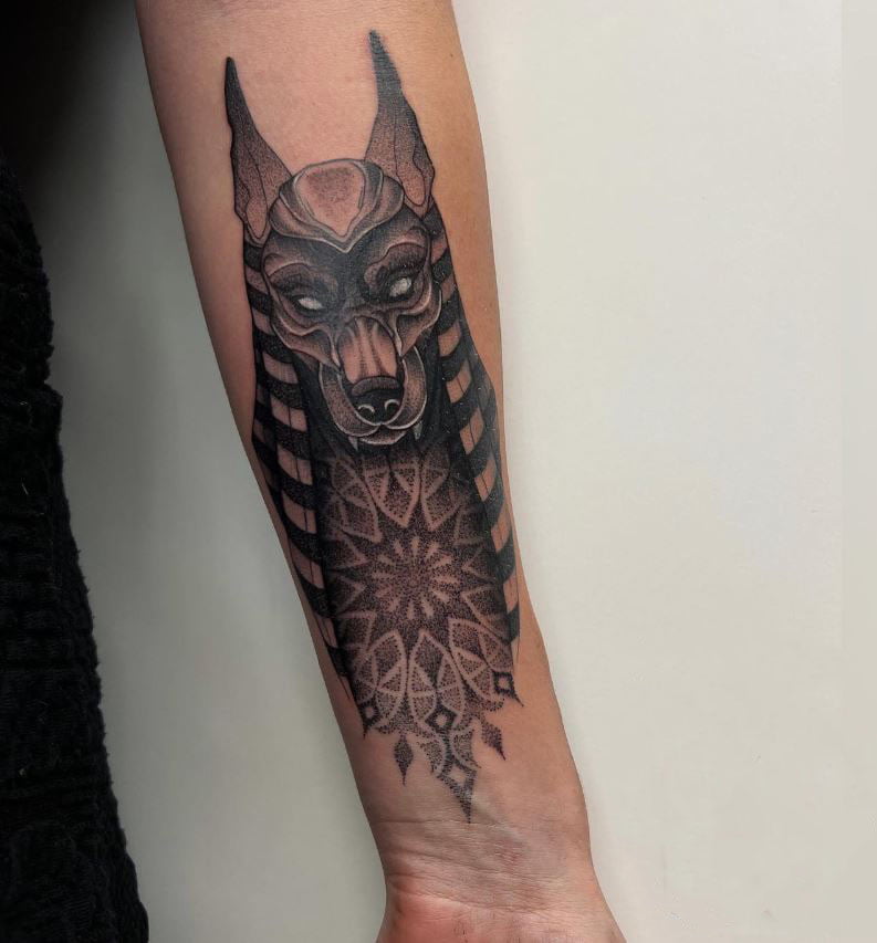 Tatouage égyptien Anubis Et Mandala Sur L'avant Bras 