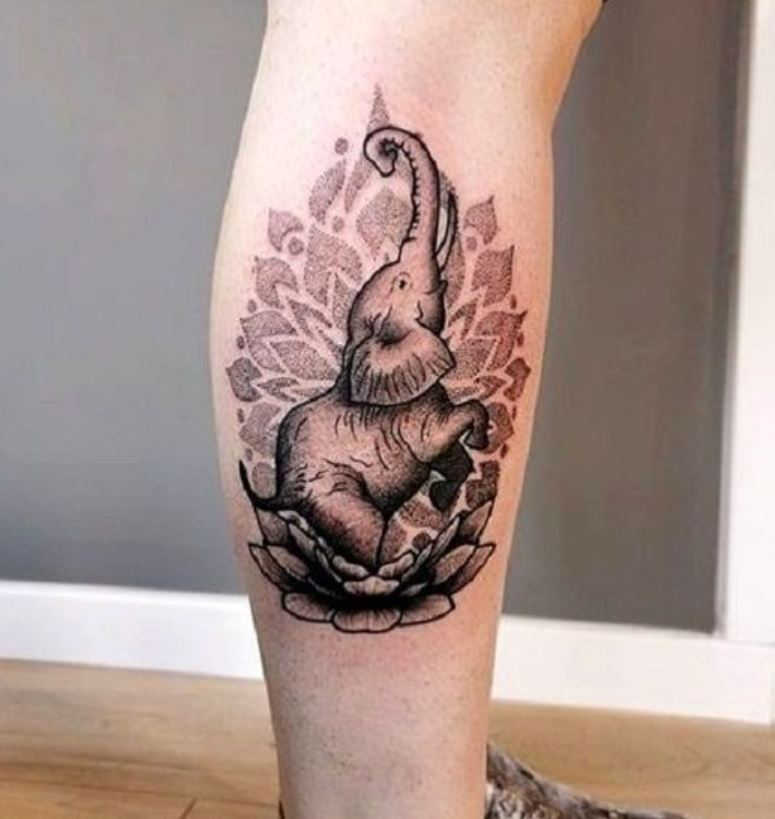 Tatouage éléphant Trompe En L'air Et Lotus 