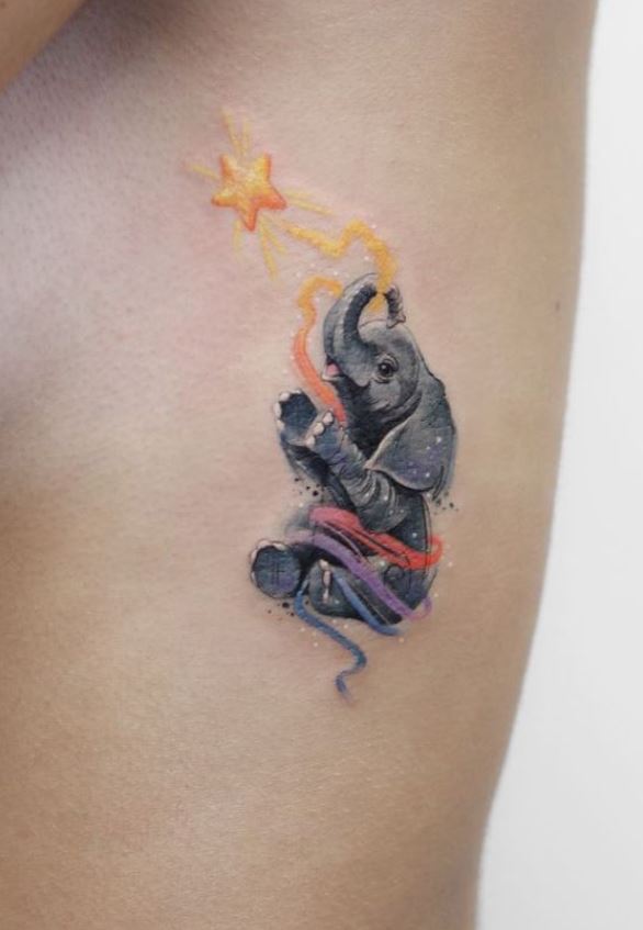 Tatouage éléphanteau Et étoile Colorée Sur La Côte 