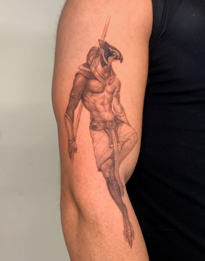 Tatouage égyptien Horus Et Sceptre Sur Le Bras 