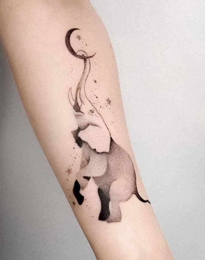 Tatouage éléphant Et Croissant De Lune 