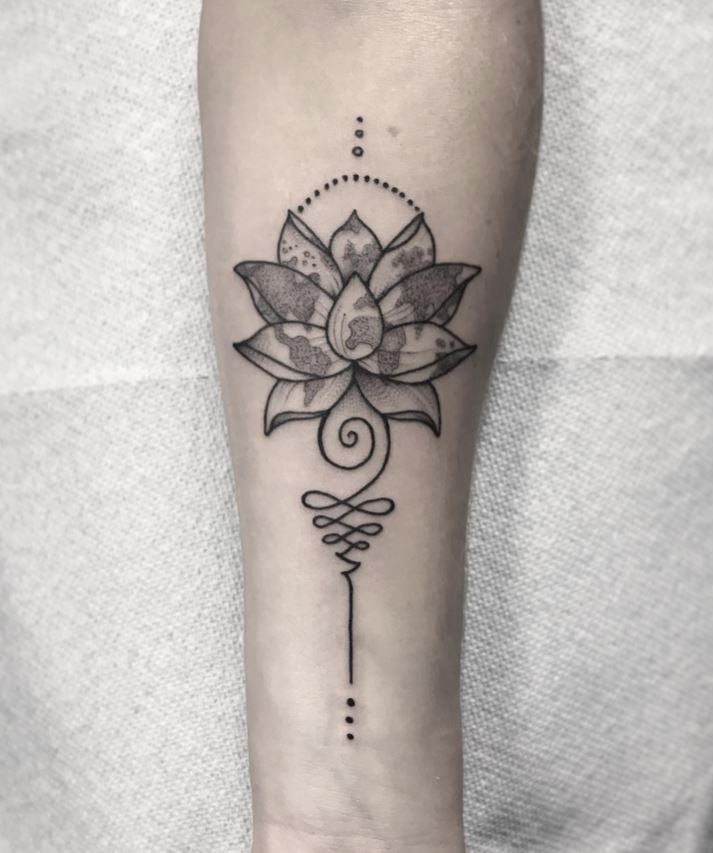 31Tatouage Fleur De Lotus Ornementale Et Mappemonde