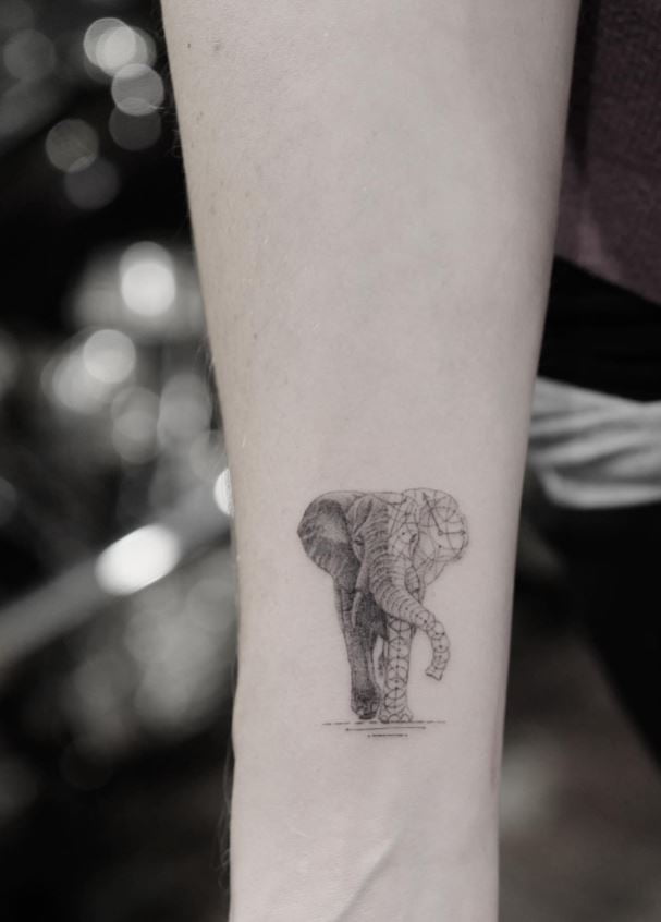 Tatouage éléphant Et Horloge Géométrique 