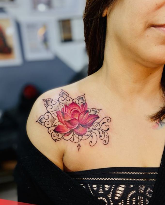 Tatouage Fleur De Lotus Avec Arabesques Et Bijoux