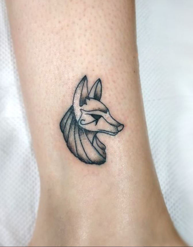 Tatouage égyptien Minimaliste Anubis Sur Le Pied 