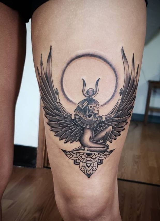 Tatouage égyptien Isis Et Mandala Sur La Cuisse 