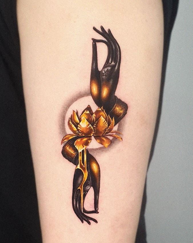 Tatouage Fleur De Lotus Dorée Et Mains 