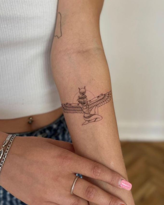  Tatouage égyptien Minimaliste Isis Sur L'avant Bras