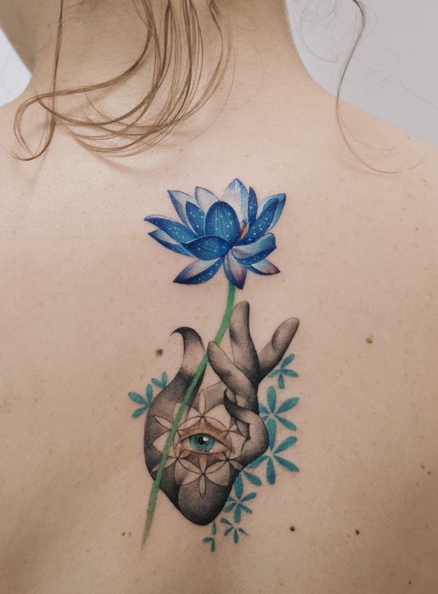  Tatouage Fleur De Lotus Dans Une Main à œil 