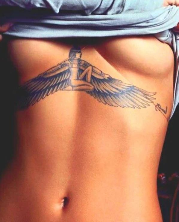  Tatouage égyptien Isis Sur Le Sternum 