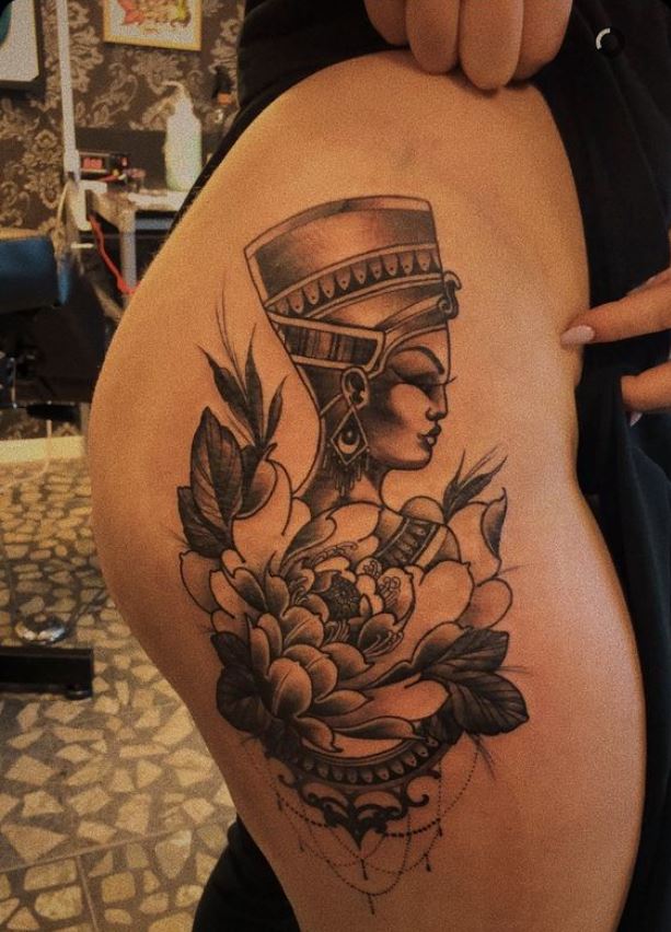  Tatouage égyptien Néfertiti Et Fleur De Pivoine Sur La Cuisse 