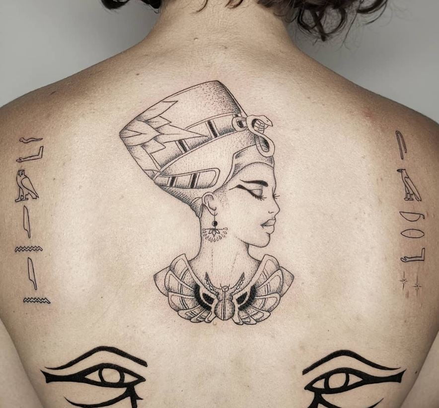 Tatouage égyptien Néfertiti Et Hiéroglyphes Sur Le Dos 